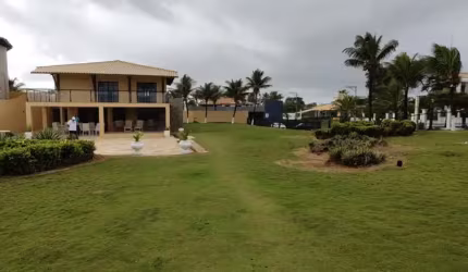 Casa em Vilas do Atlântico 7/4 sendo 5 suítes pé na areia