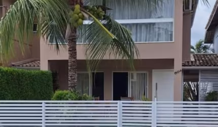 Casa 3 suítes e 2 vagas em condomínio