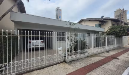 CASA NO CENTRO DE BALNEÁRIO CAMBORIÚ
