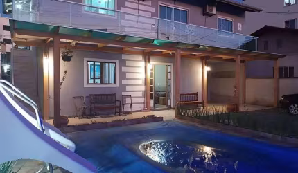 CASA CAMBORIÚ COM PISCINA
