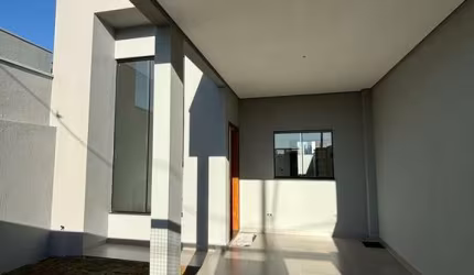 Casa à Venda em Londrina - 3 Dorms, 1 Suíte, 83m² por R$350k