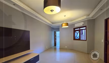 CASA À VENDA COM 330M² | 3 QUARTOS | 1 SUÍTE | 3 BANHOS | 2 VAGAS
