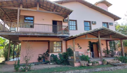 Belíssima Casa com terreno de 1350m2 em Manguinhos
