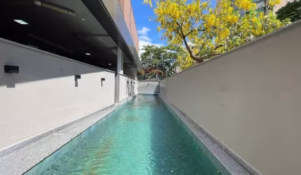 APARTAMENTO NOVO COM 3 SUÍTES, 2 VAGAS SOLTAS, SOL DA MANHÃ E VISTA LIVRE
