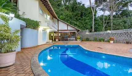 Casa de 650m² à venda em Fradinhos, com área de lazer completa