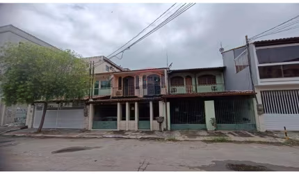 Casa Duplex com 3 quartos em amplo Terreno em Rua Tranquila