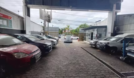 Terreno de 651m2, com uma estrura de galpão