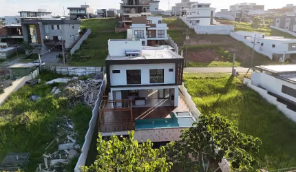 Alphaville Litoral Norte III – Casa Triplex com Arquitetura Sofisticada e Alto Padrão de Acabamento