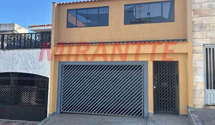 Sobrado de 174m² com 3 quartos em Água Fria