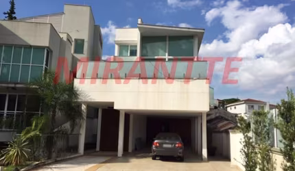 Cond. fechado de 620m² com 4 quartos em Água Fria