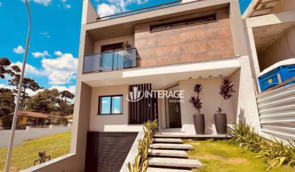 Casa com elevador e 4 quartos em Condomínio Fechado A venda, em Curitiba, Paraná.