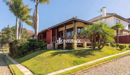 Casa térrea em condomínio alto padrão, 3 suítes, edícula, a venda de Porteira Fechada, por R$ 2.400.000,00 em Santa Felicidade, Curitiba, Paraná.