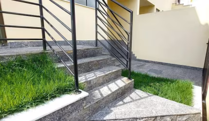Casa geminada a venda com 2 quartos sendo 1 suite. Bairro Paquetá
