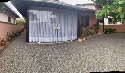 Casa à venda com 3 dormitórios, aprox. 800m da praia, no Centro de Penha-SC. Ref. 160