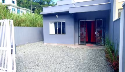Casa geminada semi-mobiliada para vender aprox. 700m da Praia de Armação do Itapocory em Penha. Ref 347