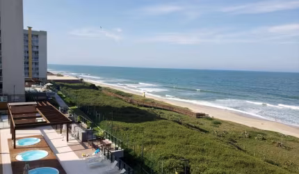 Apartamento pé na areia com vista para o Mar, com 02 dormitórios e área de lazer completa em Barra Velha/SC. Ref. 230