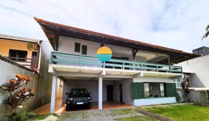 Casa mobiliada com vista para o mar à venda, com 06 dormitórios a apenas 50m da Praia Grande, em Penha, SC! Ref. 417