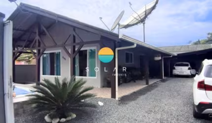 Casa à venda com piscina, com 03 dormitórios sendo 01 suíte, aprox. 1 km da praia de Armação em Penha/SC. Ref. 452