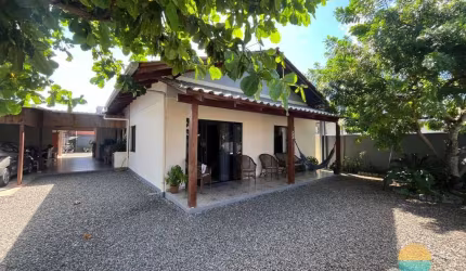 Casa Para Vender com 4 quartos 2 suítes na Praia da Armação em Penha/SC. Ref. 460
