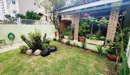 Casa térrea avarandada com quintal no Bairro Vila Jaboticabeiras em Taubaté SP