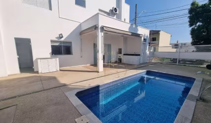 Oportunidade - Sobrado Conde I com piscina, armários planejados, energia fotovoltaica