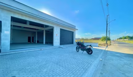 Loja comercial para Locação em rua pública, Sim, Feira de Santana, 1 sala, 1 banheiro, 5 vagas, 132,00 m² construída, 40,00 m² área total.