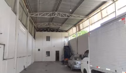 Galpão comercial para Locação em rua pública, Sim, Feira de Santana, 1 sala, 1 banheiro, 300m² área total.