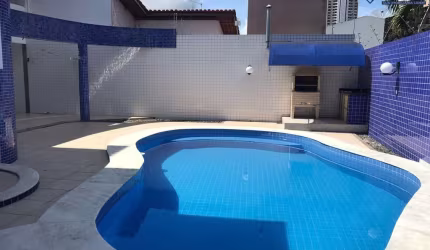 Casa na Santa Mônica, Alto Padrão, 5 Suítes, Varandas, Área Gourmet, Piscina, para Venda, Área Total de 405 m², em Feira de Santana.