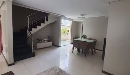 Casa na Santa Mônica II, Duplex, 4 Quartos, 1 Suíte Master, Garagem Coberta, no Residencial João e Maria, em Feira de Santana.