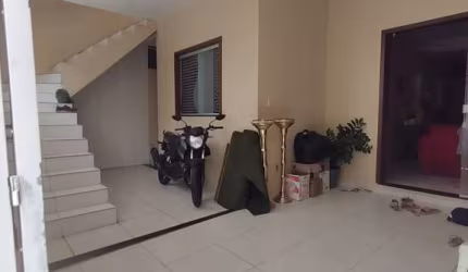 Casa no Campo Limpo, em Rua Pública, Triplex, Ampla, 7 Quartos, 2 Salas, Varanda, Garagem Coberta, para Venda, em Feira de Santana.