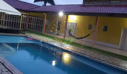 BELÍSSIMA CHÁCARA ESCRITURADA EM CONDOMINIO FECHADO, COM PISCINA, POMAR E RIO! CH00057