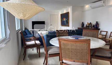 Lindo apartamento reformado em Moema com 3 suítes,  sala ampla e despensa