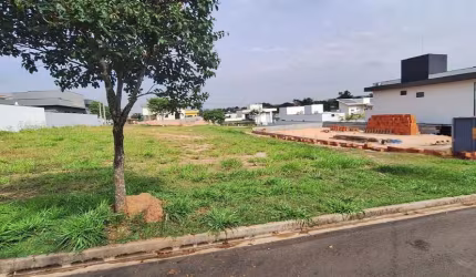 Terreno à Venda no Condomínio Portal dos Bandeirantes em Salto.