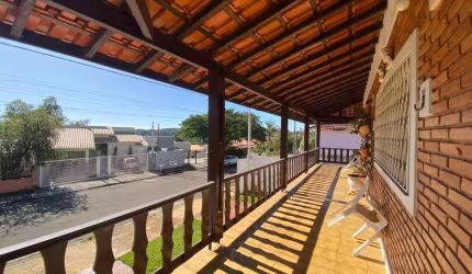 Casa à Venda em Águas de São Pedro, SP – 3 Quartos, Área Social Completa com Piscina e Churrasqueir