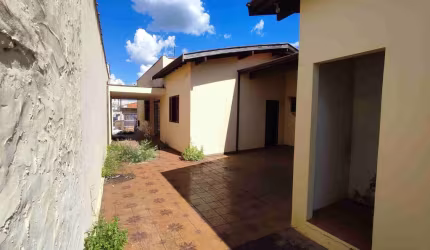 Casa a Venda no Bairro Paulista, Piracicaba: Ideal para Comércio ou Barracão