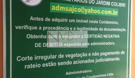Cond. Jardim Colibri - Rústica, avarandada, c/ 3 dorms, quintal e muito jardim!