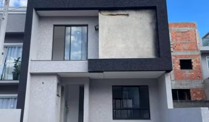 Imperdível sobrado em condomínio à venda em Curitiba-PR, no bairro Pinheirinho: 3 quartos, 1 suíte, 1 sala, 2 banheiros, 2 vagas de garagem, 175m².