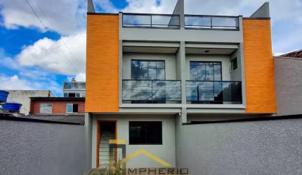Imperdível: sobrado à venda em Curitiba-PR, no bairro Sítio Cercado, 3 quartos, 1 suíte, 1 sala, 2 vagas de garagem, 91m².