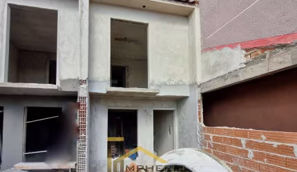 Casa à venda em Curitiba-PR, bairro Campo de Santana! 2 quartos, 1 sala, 2 banheiros, 1 vaga de garagem, 82m² de área.