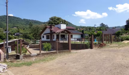 Ampla casa com 3 quartos e piscina a venda em Picada Café na Serra Gaúcha