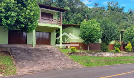 Duas casas em amplo terreno à venda em Picada Café, na Serra Gaúcha.