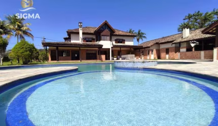 Casa com 6 suítes e casa de caseiro  - Área de lazer com piscina, churrasqueira e jardim - 4 vagas - Jardim Acapulco - Guarujá/SP