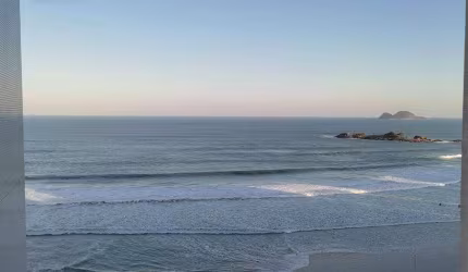 Apartamento localizado na praia das Pitangueiras, 3 dormitórios sendo 1 suíte, 130 M² de área útil, frente ao mar.