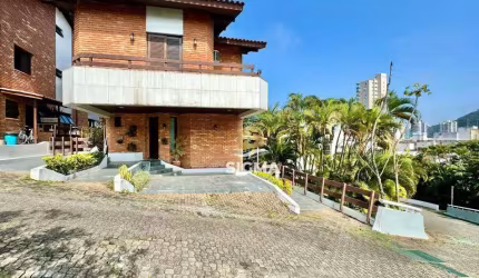 Casa com 4 quartos sendo 2 suítes à venda na Praia da Enseada - Guarujá/SP.