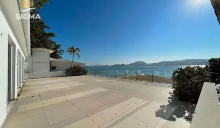 FRENTE MAR - Casa com 3 Suítes à venda na Praia da Enseada Guarujá/SP.