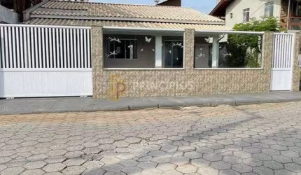 Casa com piscina no Centro   -  Navegantes
