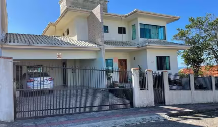 LINDA CASA - situada em lugar alto , no centro de Barra Velha . Com vista panorâ