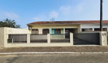 Casa com 03 Quartos + Edícula c/ Área de Festas