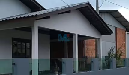CASA COM BARRAÇÃO MUITO BEM LOCALIZADA