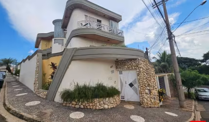 Sobrado de Três Andares à Venda na Vila Godoy em Santa Bárbara d'Oeste